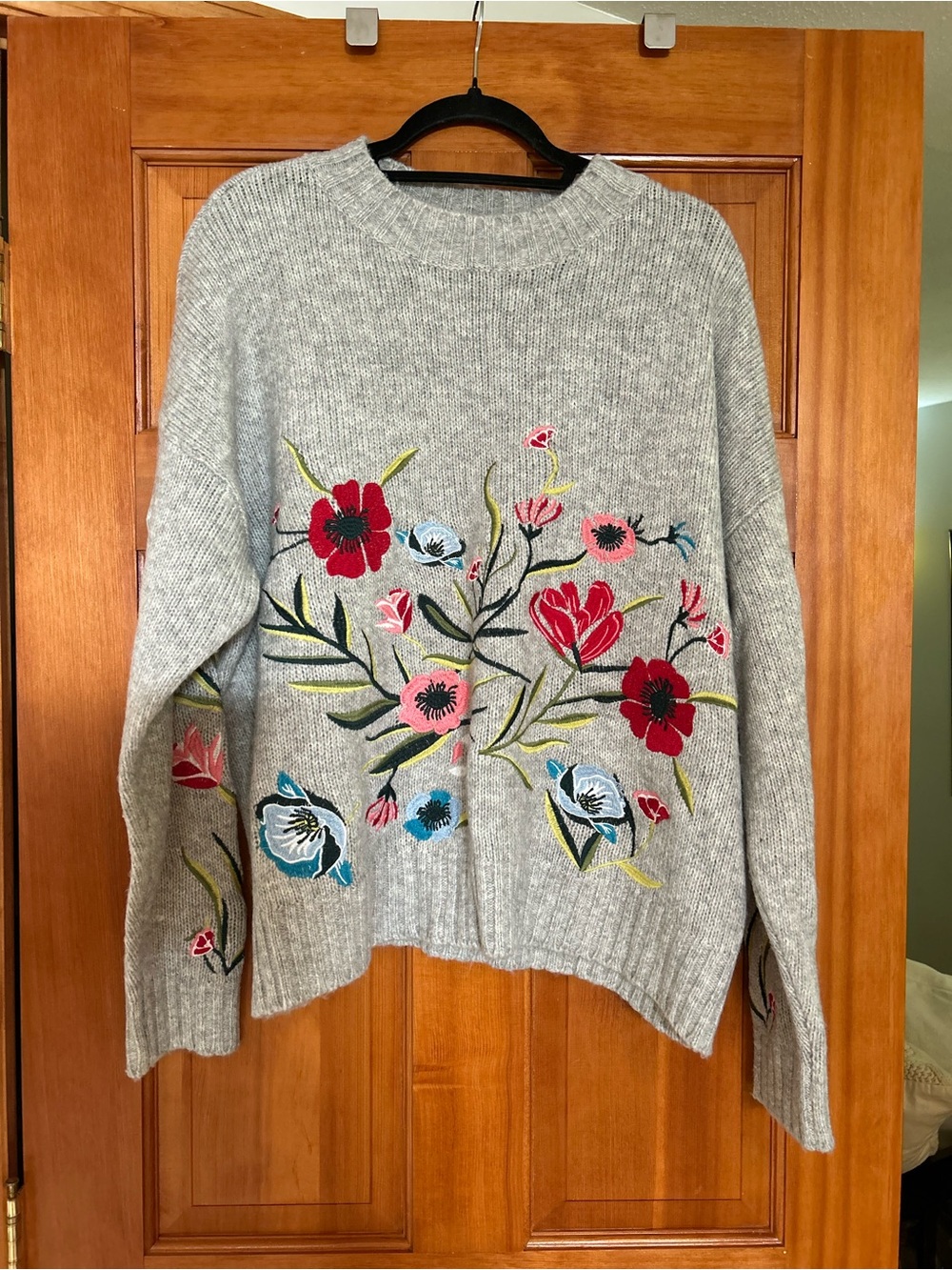 Romeo & Juliet Couture Gray Crewneck Sweater with Multicolor Floral Embroidery